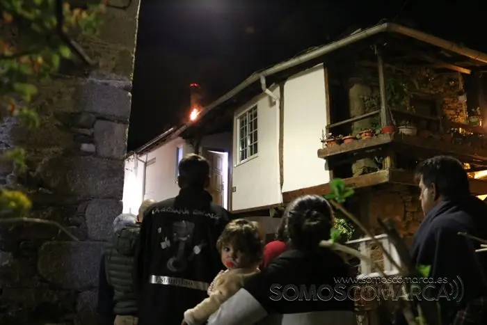 Incendio de una chimenea en una casa en Petín (5)