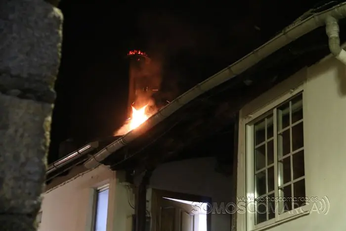 Incendio de una chimenea en una casa en Petín (6)