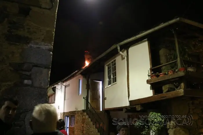 Incendio de una chimenea en una casa en Petín (7)