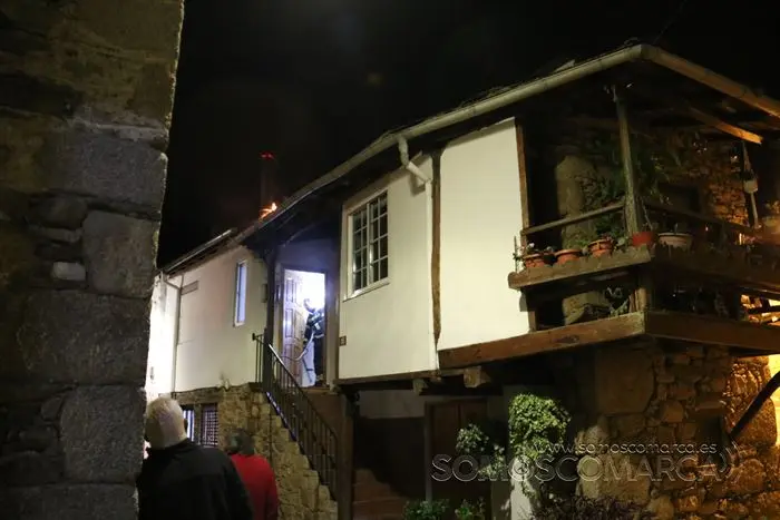 Incendio de una chimenea en una casa en Petín (8)