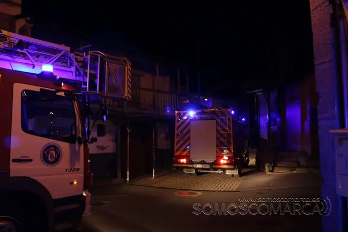 Incendio de una chimenea en una casa en Petín (10)