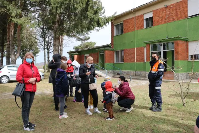 LLegada de los refugiados de Ucrania al albergue Os Biocos de San Xoan de Río (20)