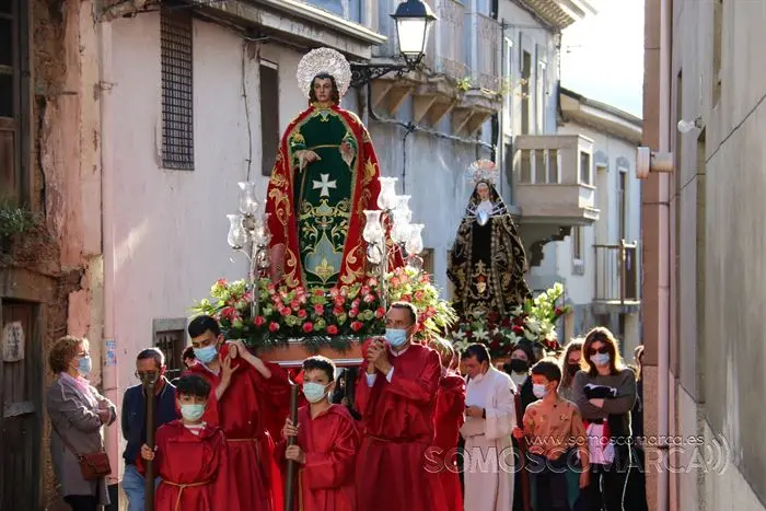 Desenclavo y procesión Santo Entierro en parroquia de San Esteban de A Rúa (2)