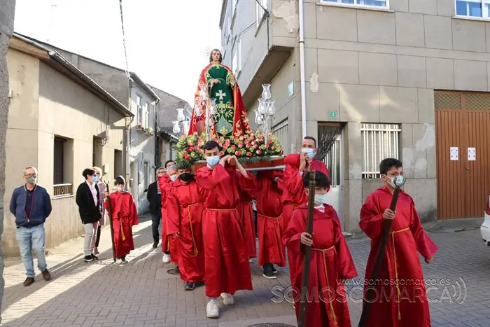 Desenclavo y procesión Santo Entierro en parroquia de San Esteban de A Rúa (3)