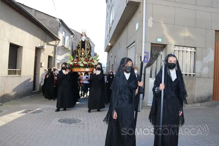Desenclavo y procesión Santo Entierro en parroquia de San Esteban de A Rúa (4)