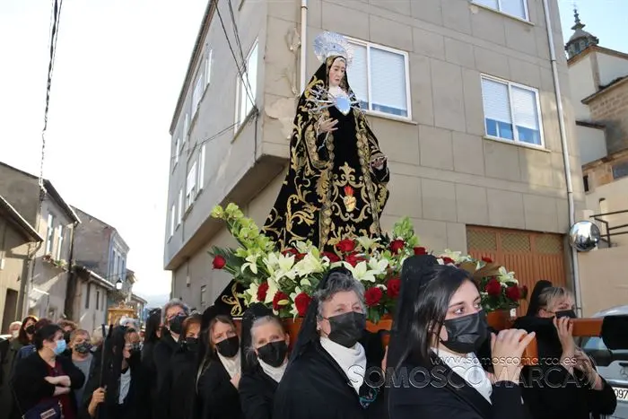 Desenclavo y procesión Santo Entierro en parroquia de San Esteban de A Rúa (5)