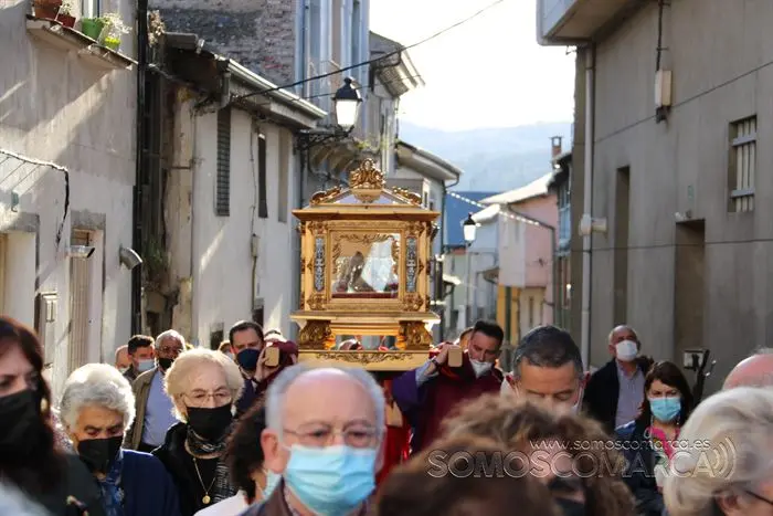 Desenclavo y procesión Santo Entierro en parroquia de San Esteban de A Rúa (6)