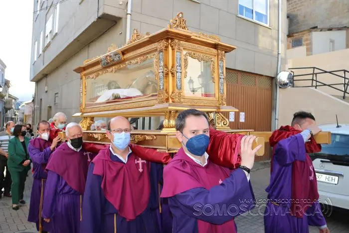 Desenclavo y procesión Santo Entierro en parroquia de San Esteban de A Rúa (7)
