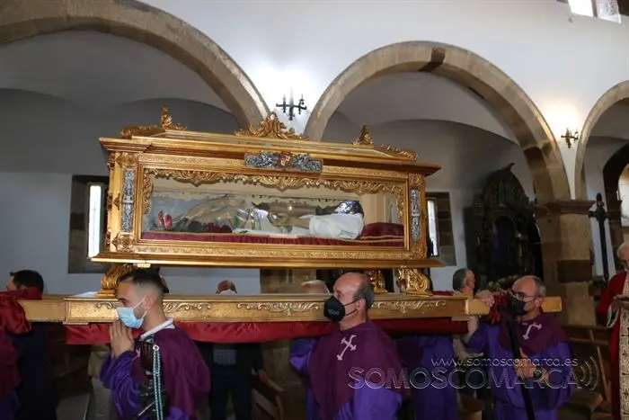 Desenclavo y procesión Santo Entierro en parroquia de San Esteban de A Rúa (12)