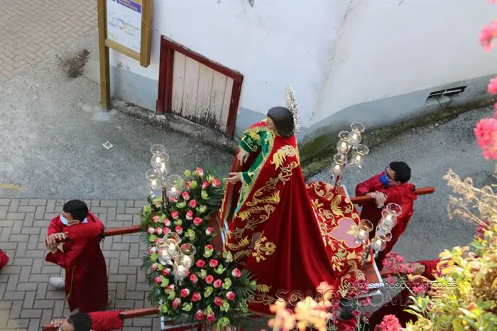 Desenclavo y procesión Santo Entierro en parroquia de San Esteban de A Rúa (13)
