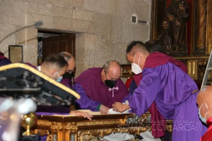 Desenclavo y procesión Santo Entierro en parroquia de San Esteban de A Rúa (22)