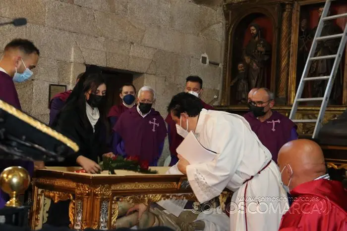 Desenclavo y procesión Santo Entierro en parroquia de San Esteban de A Rúa (23)