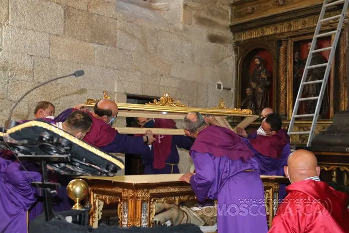 Desenclavo y procesión Santo Entierro en parroquia de San Esteban de A Rúa (24)