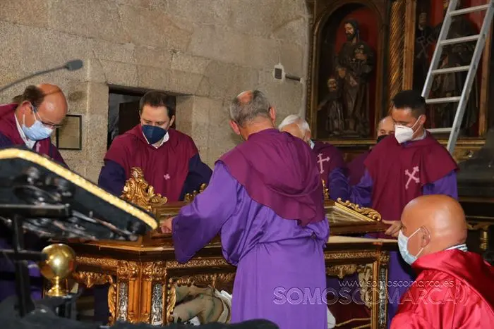Desenclavo y procesión Santo Entierro en parroquia de San Esteban de A Rúa (25)