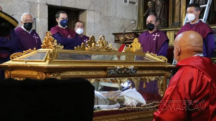Desenclavo y procesión Santo Entierro en parroquia de San Esteban de A Rúa (27)