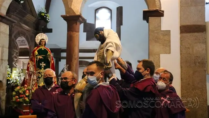 Desenclavo y procesión Santo Entierro en parroquia de San Esteban de A Rúa (29)