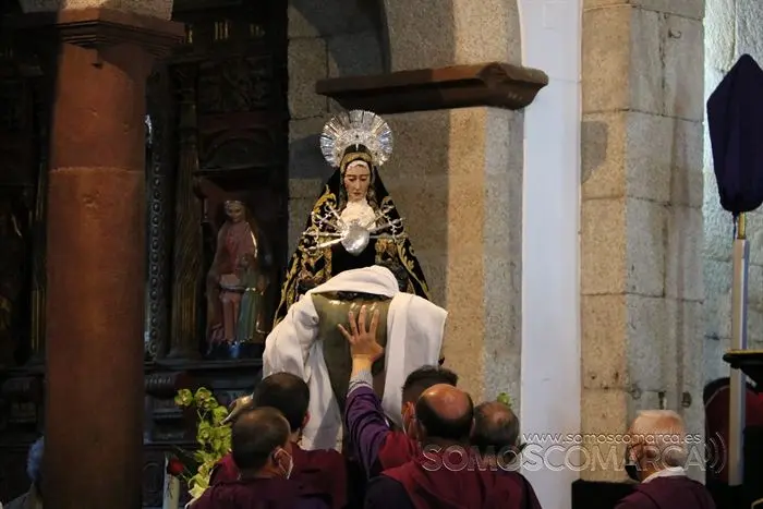 Desenclavo y procesión Santo Entierro en parroquia de San Esteban de A Rúa (32)