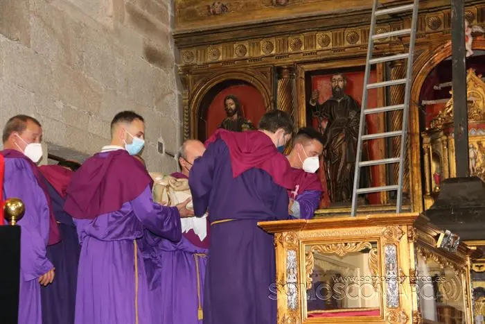 Desenclavo y procesión Santo Entierro en parroquia de San Esteban de A Rúa (34)