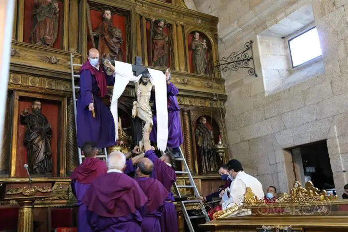 Desenclavo y procesión Santo Entierro en parroquia de San Esteban de A Rúa (35)