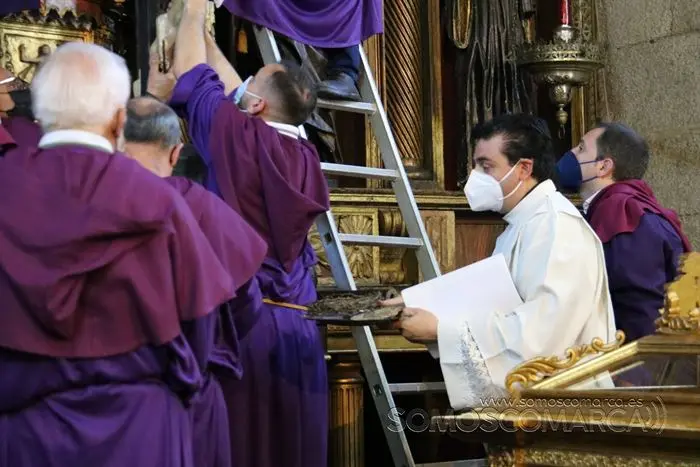 Desenclavo y procesión Santo Entierro en parroquia de San Esteban de A Rúa (36)