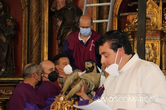 Desenclavo y procesión Santo Entierro en parroquia de San Esteban de A Rúa (38)