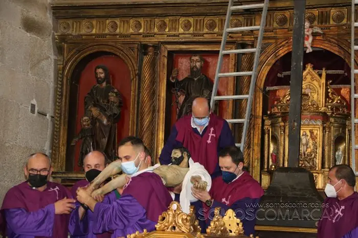 Desenclavo y procesión Santo Entierro en parroquia de San Esteban de A Rúa (39)