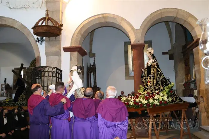 Desenclavo y procesión Santo Entierro en parroquia de San Esteban de A Rúa (40)