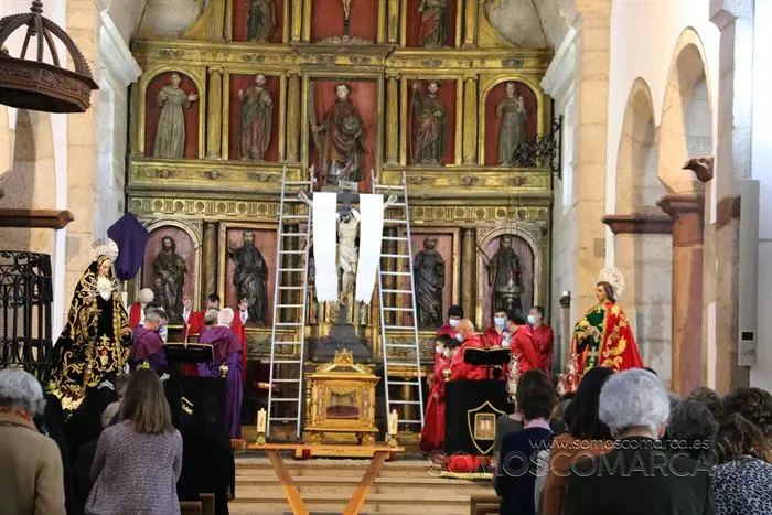 Desenclavo y procesión Santo Entierro en parroquia de San Esteban de A Rúa (41)