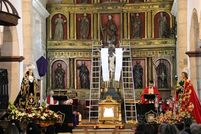Desenclavo y procesión Santo Entierro en parroquia de San Esteban de A Rúa (43)