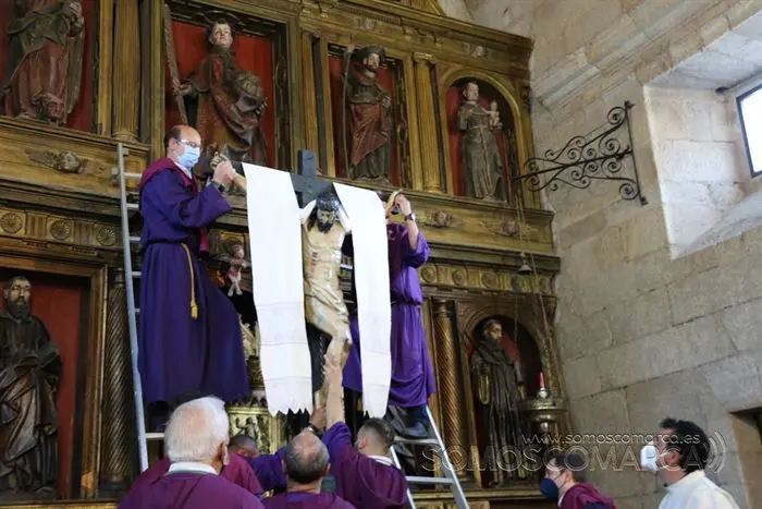Desenclavo y procesión Santo Entierro en parroquia de San Esteban de A Rúa (44)