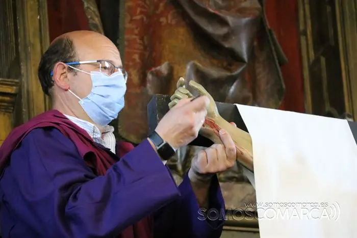 Desenclavo y procesión Santo Entierro en parroquia de San Esteban de A Rúa (45)
