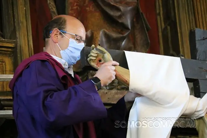 Desenclavo y procesión Santo Entierro en parroquia de San Esteban de A Rúa (46)