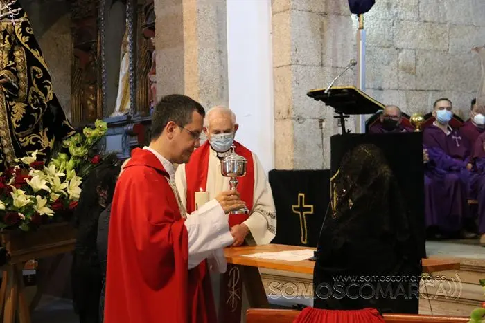Desenclavo y procesión Santo Entierro en parroquia de San Esteban de A Rúa (49)