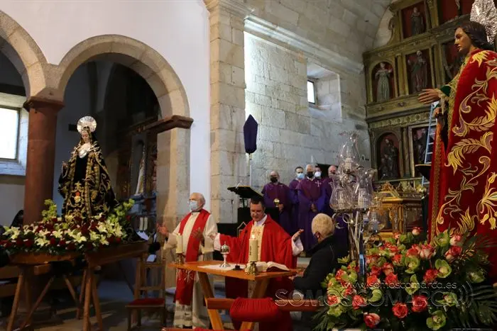 Desenclavo y procesión Santo Entierro en parroquia de San Esteban de A Rúa (50)