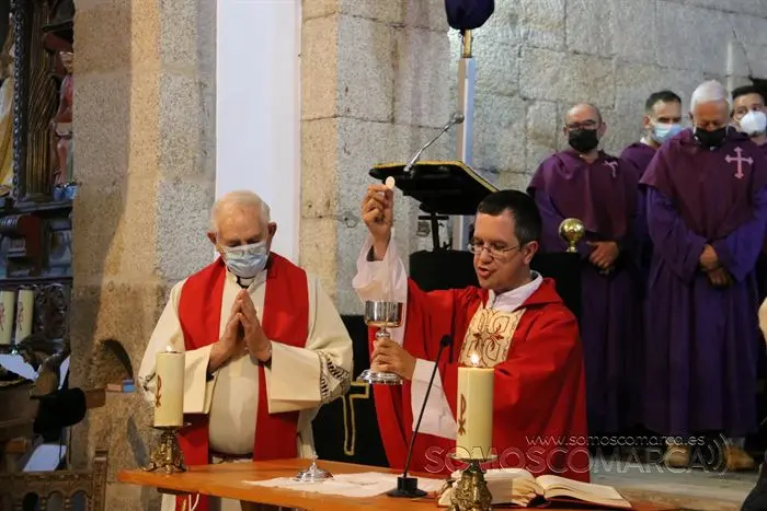 Desenclavo y procesión Santo Entierro en parroquia de San Esteban de A Rúa (51)