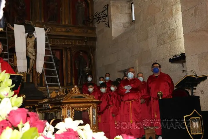Desenclavo y procesión Santo Entierro en parroquia de San Esteban de A Rúa (53)