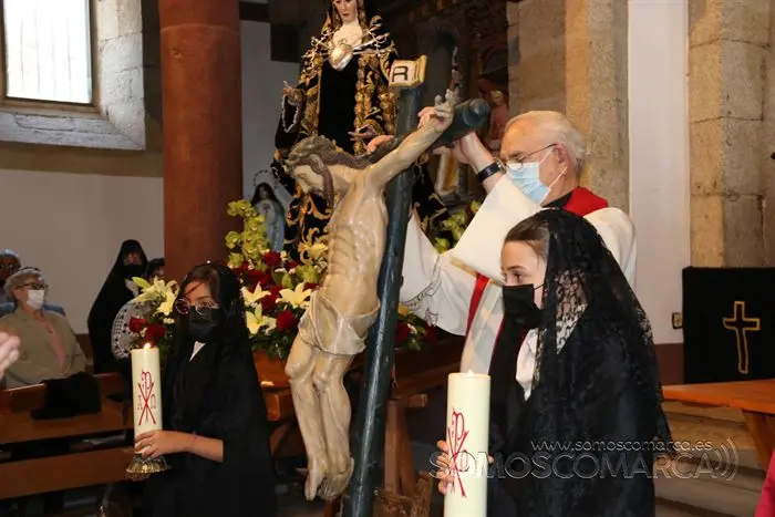 Desenclavo y procesión Santo Entierro en parroquia de San Esteban de A Rúa (57)