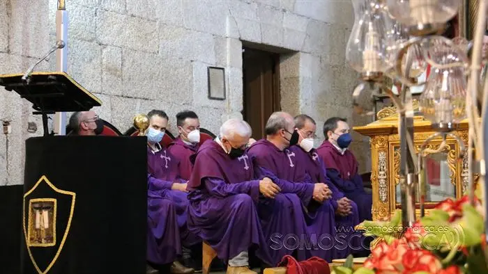 Desenclavo y procesión Santo Entierro en parroquia de San Esteban de A Rúa (59)