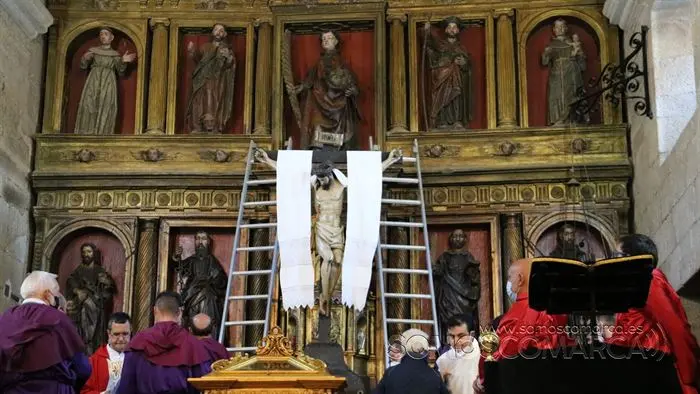 Desenclavo y procesión Santo Entierro en parroquia de San Esteban de A Rúa (63)