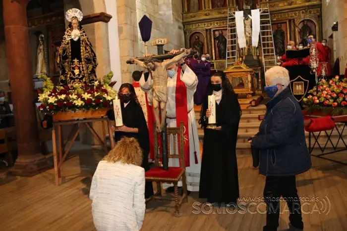 Desenclavo y procesión Santo Entierro en parroquia de San Esteban de A Rúa (64)