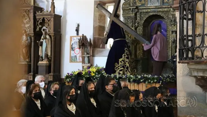 Desenclavo y procesión Santo Entierro en parroquia de San Esteban de A Rúa (1)