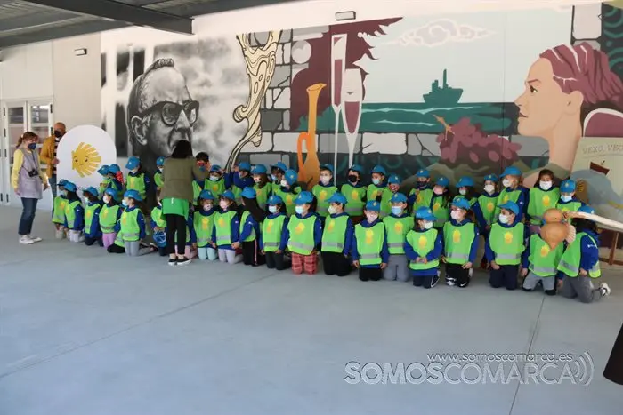 somoscomarca_obarco_ceipjuliogurriaran_alen_visita_xacobeo_mural_florencio_2022_04_05 (10)