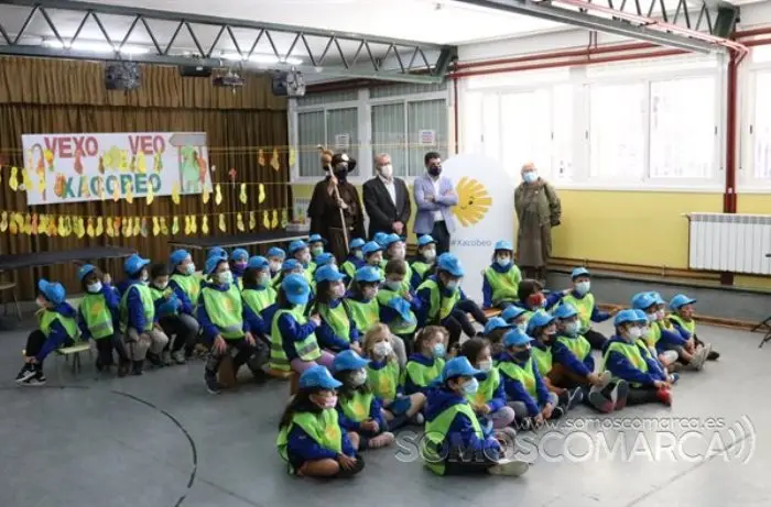 somoscomarca_obarco_ceipjuliogurriaran_alen_visita_xacobeo_mural_florencio_2022_04_05 (12)