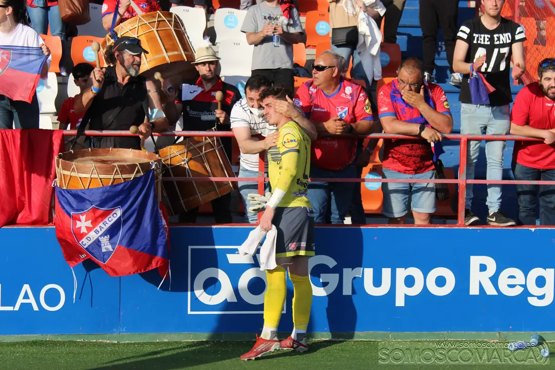 Aitor Arias se despide de la afición al terminar el partido