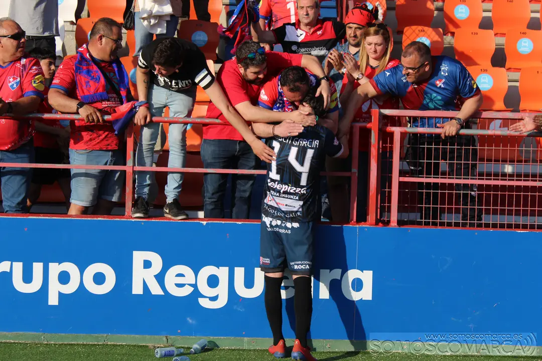 El capitán Rubén García (izquierda) muy emocionado siendo abrazado por aficionados