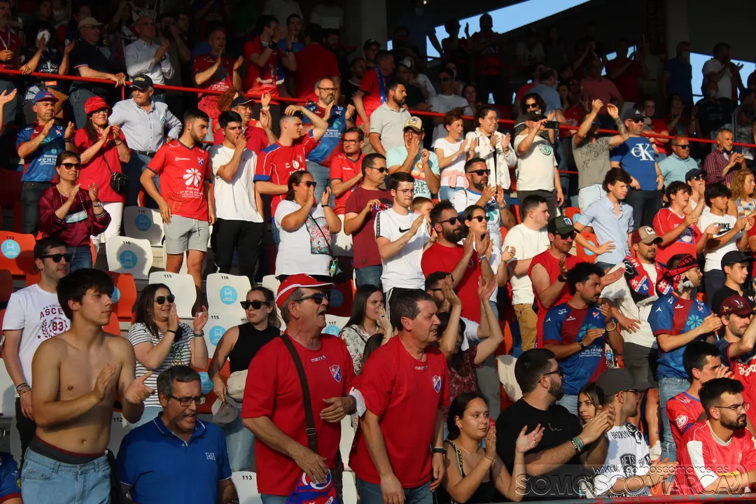 La afición del Barco animando al término del encuentro (1)