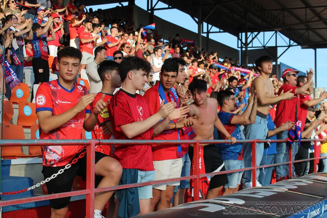 La afición del Barco animando al término del encuentro (2)