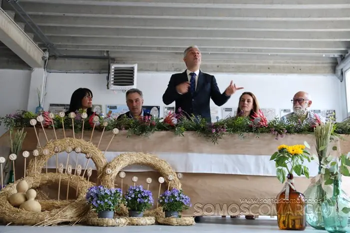 Valentín Garcia entrega o premio do concurso das Letras Galegas no colexio Virxe do Camiño de Rubiá (8)