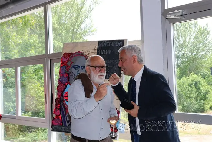 Valentín Garcia entrega o premio do concurso das Letras Galegas no colexio Virxe do Camiño de Rubiá (6)