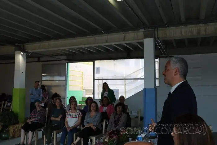 Valentín Garcia entrega o premio do concurso das Letras Galegas no colexio Virxe do Camiño de Rubiá (13)